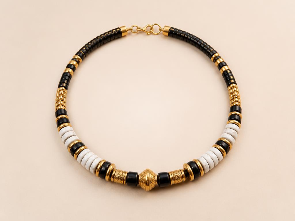Collier de perles artisanales africaines